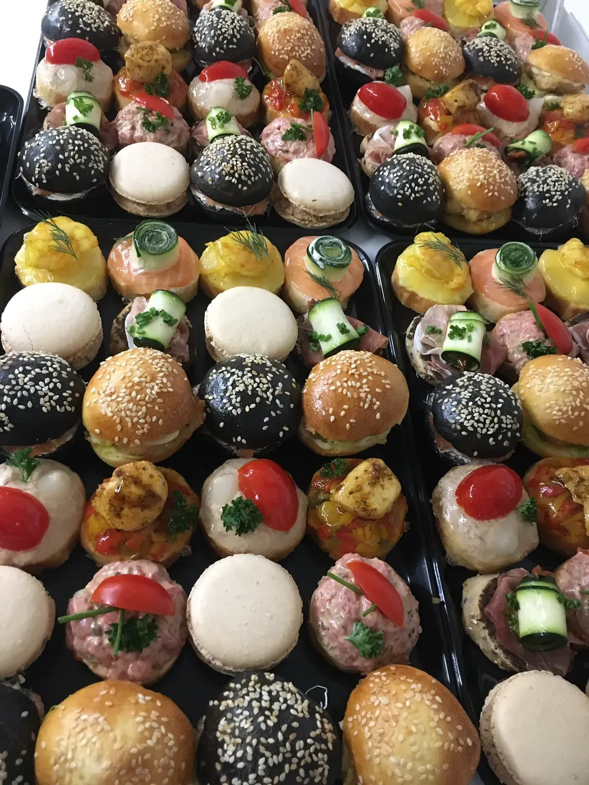 Mini-burgers, macarons salés et bouchées garnies