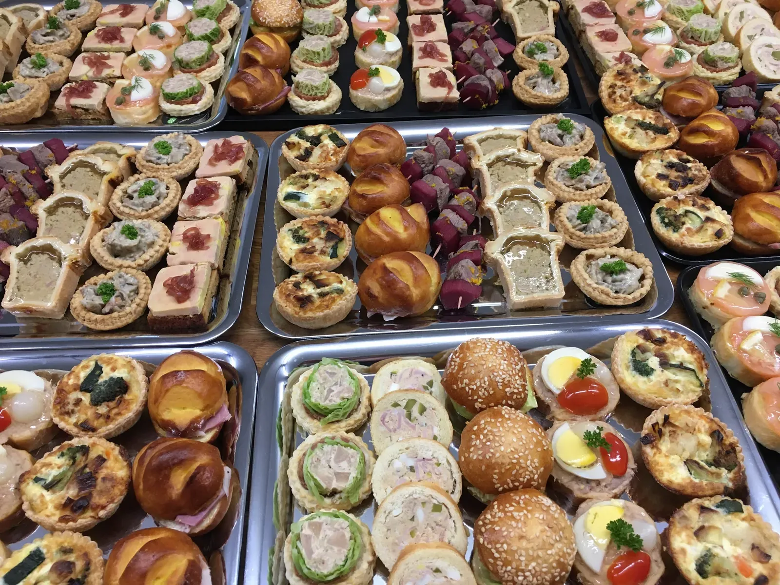Plateaux de canapés, quiches et pâtés en croûte