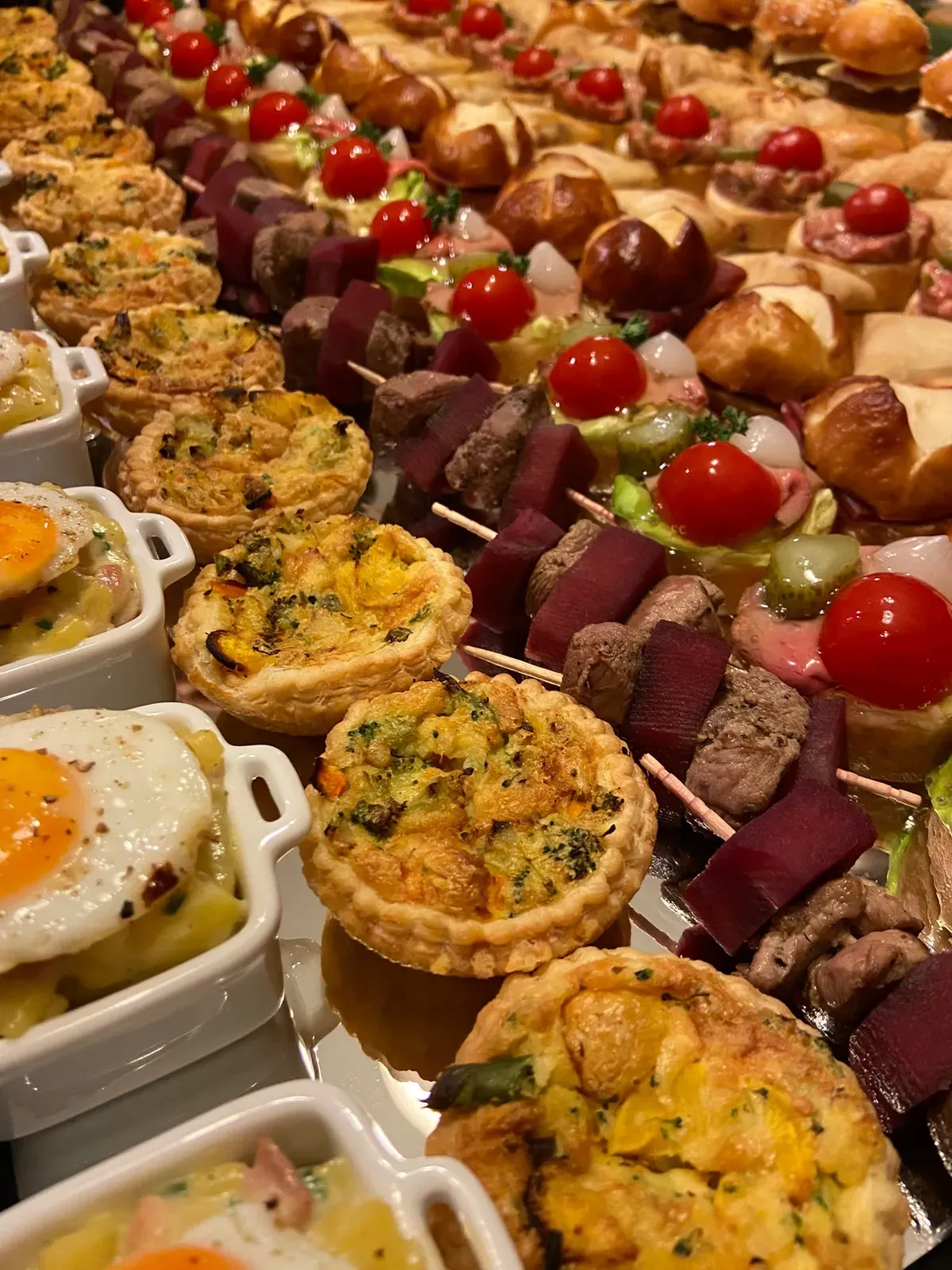 Mini-quiches, brochettes et cassolettes