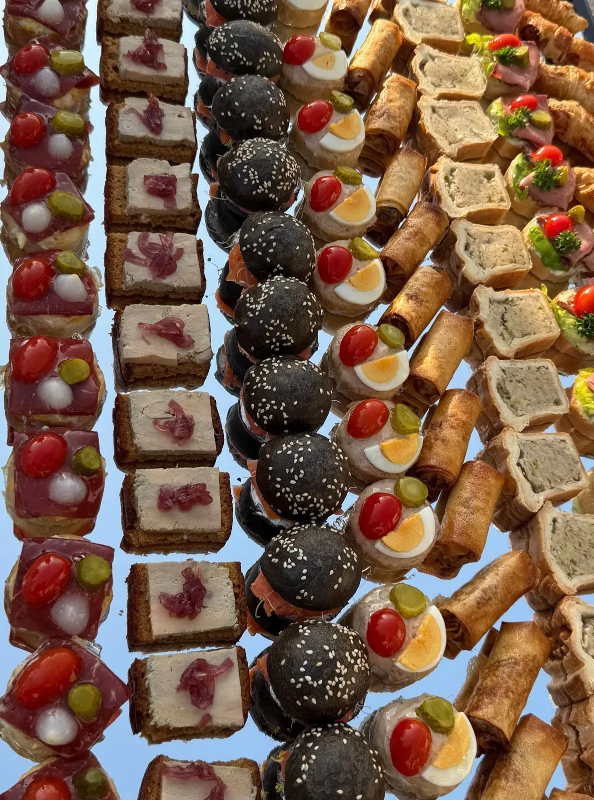 Rangées de canapés, mini-burgers et rouleaux