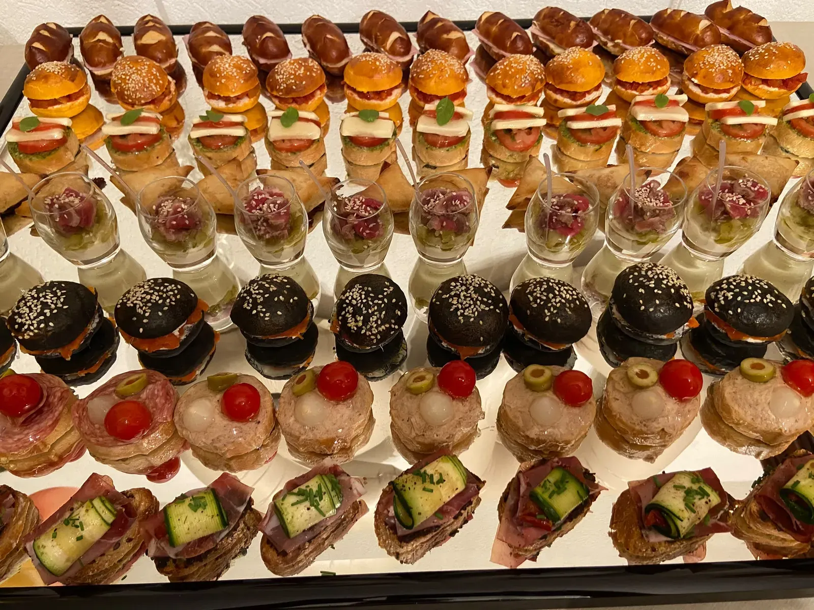 Mini-burgers et verrines salées