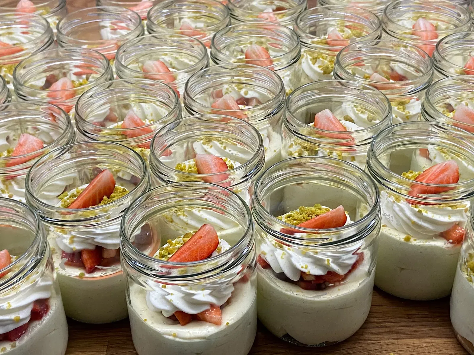 Verrines aux fraises et à la pistache