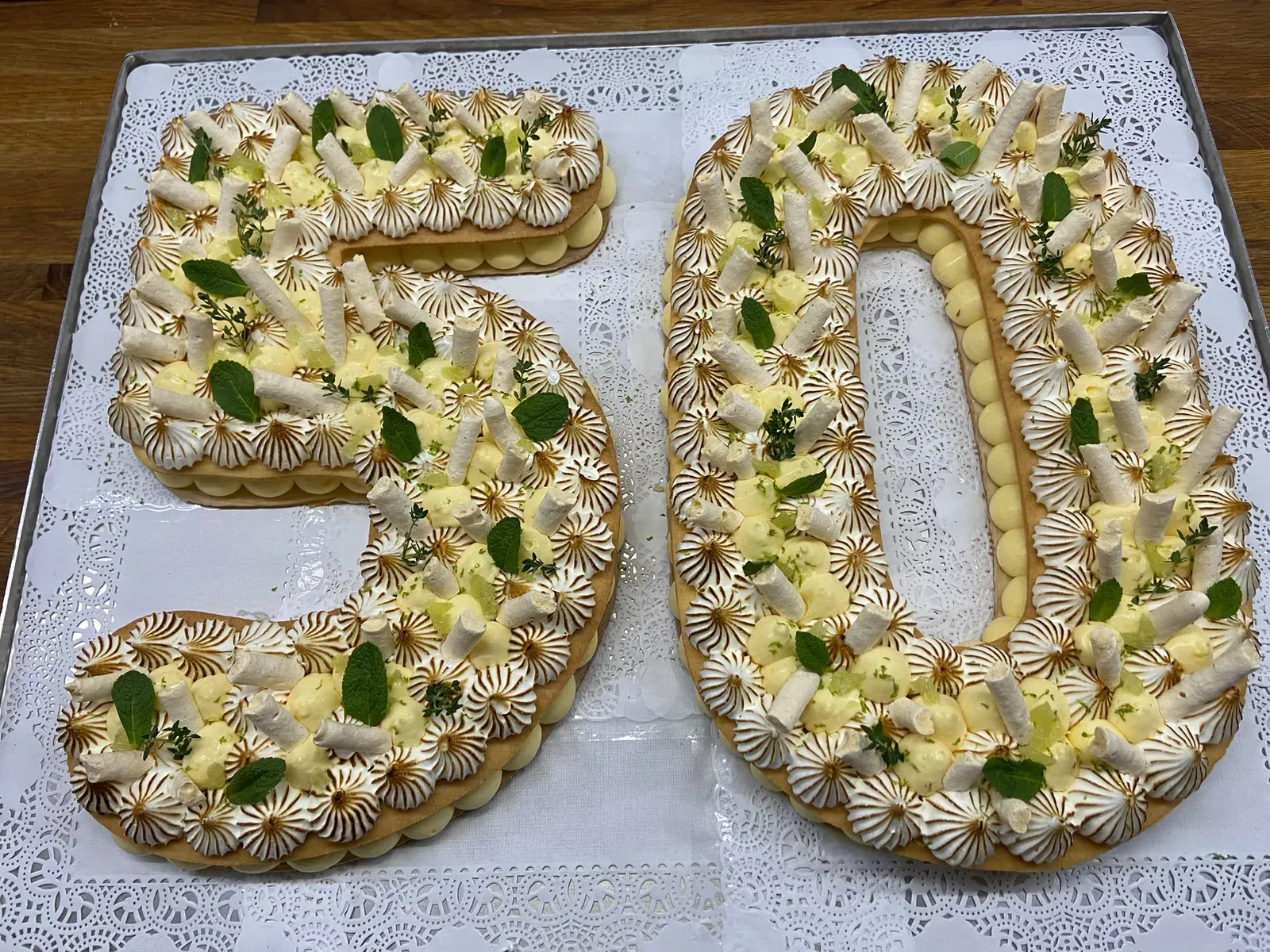Gâteau en chiffres, citron et meringue