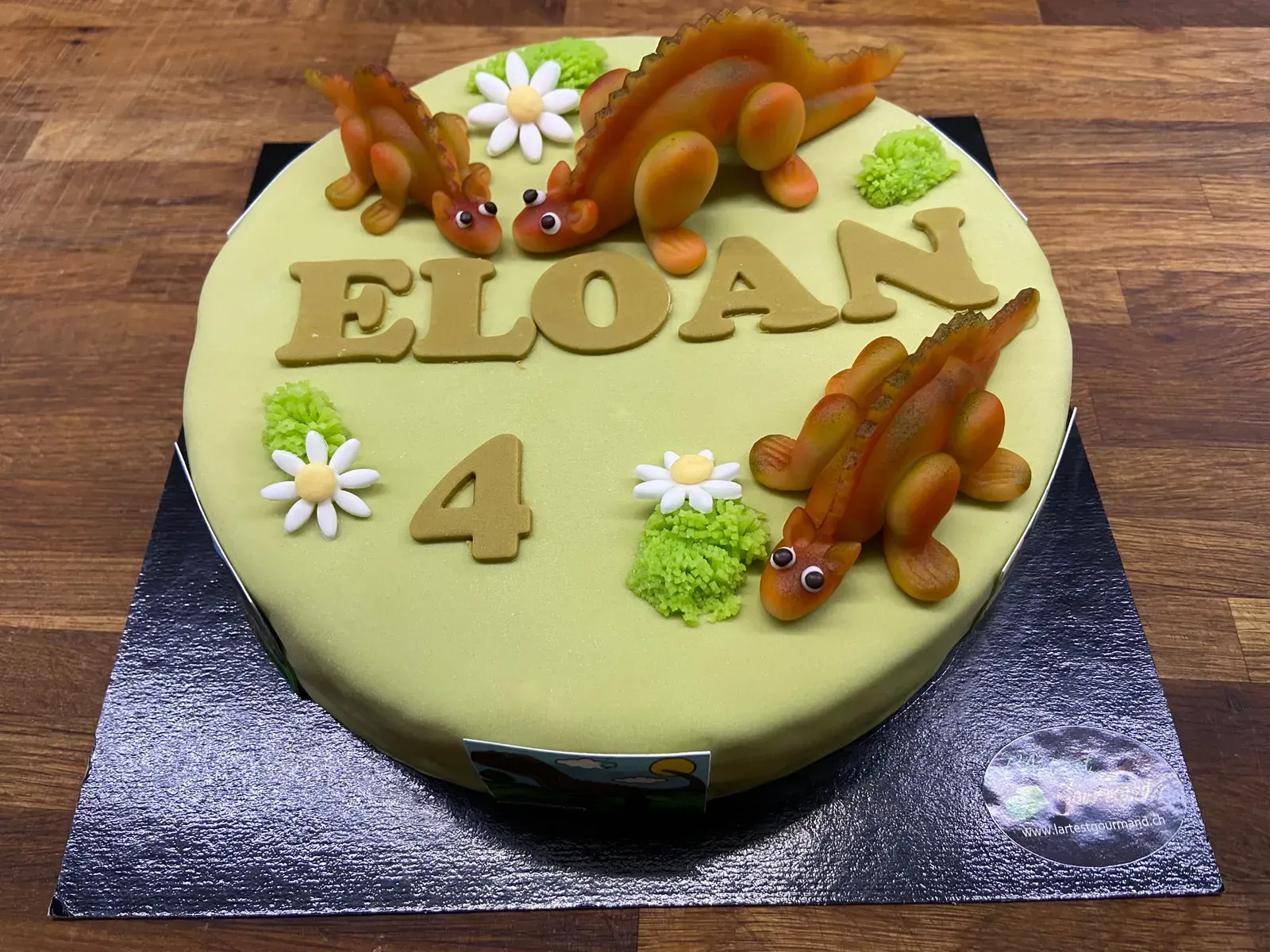 Gâteau d’anniversaire à la pistache et ses dinosaures